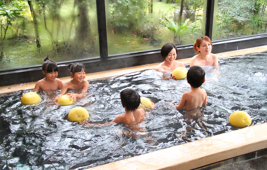 Vào mùa đông, tại một số onsen có thêm dịch vụ tắm banpeiyu, vừa thư giãn vừa tận hưởng hương thơm của loại trái cây này. Vào mùa đông, tại một số onsen có thêm dịch vụ tắm banpeiyu, vừa thư giãn vừa tận hưởng hương thơm của loại trái cây này.