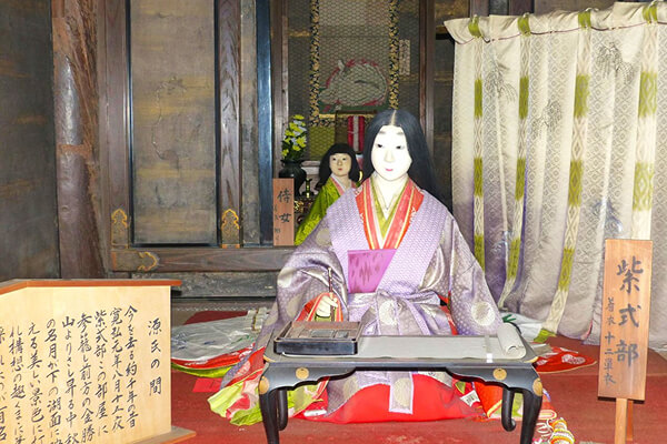 Căn phòng tái hiện cảnh Murasaki đang sáng tác Truyện kể Genji.