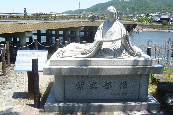 Tượng đá Murasaki Shikibu tại cầu Uji-bashi, tỉnh Kyoto.