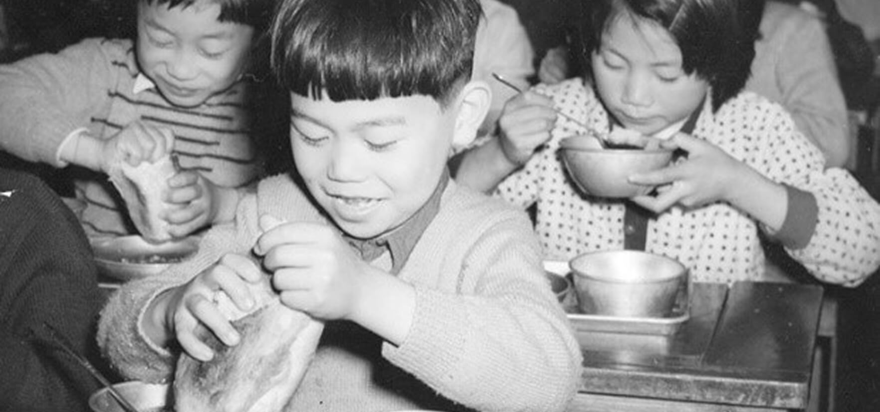 Đạo luật Bữa trưa học đường được ban hành vào năm 1954 quy định rằng bánh mì phải là thực phẩm chính trong bữa trưa tại trường tiểu học và trung học cơ sở trên khắp cả nước.